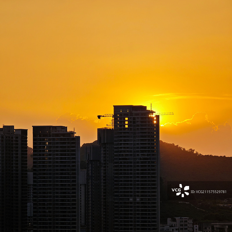 广州南沙，夕阳西下映出橘黄色的天空。图片素材