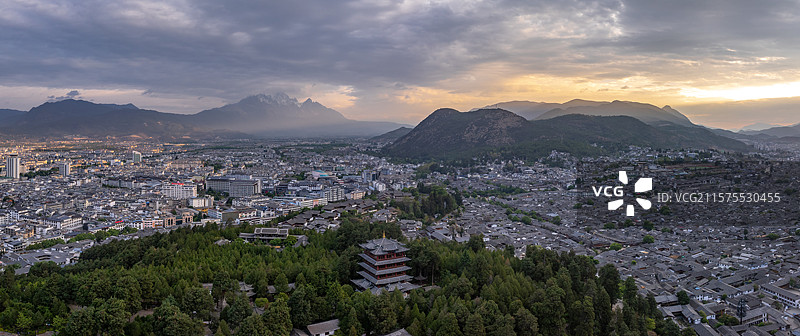 云南丽江古城全景航拍日出图片素材