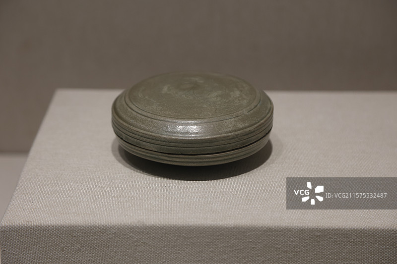 古代女子闺房青釉胭脂瓷盒首饰盒化妆盒图片素材