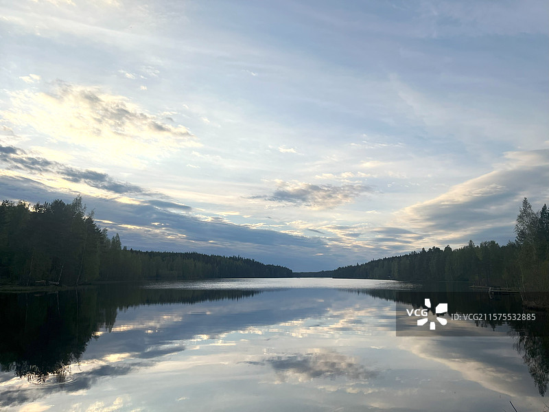 芬兰的湖泊与湖边烤三文鱼图片素材