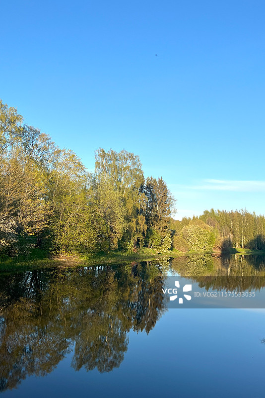 万塔河边的倒影图片素材