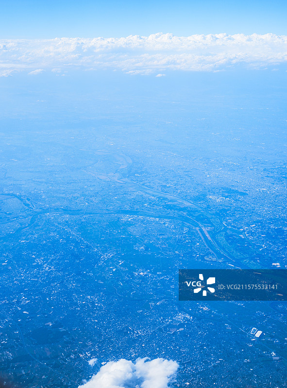 云和云层下的城市图片素材