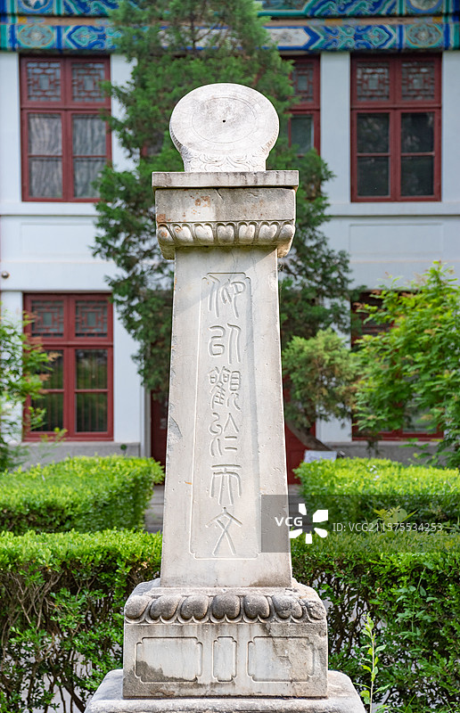 北京大学校园文物燕园日晷图片素材