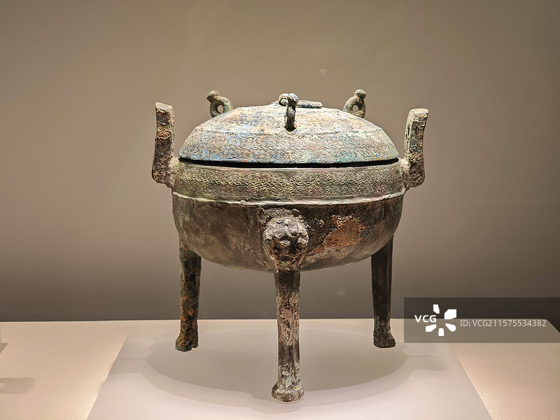 淮南市博物馆藏战国时期楚国蟠虺纹铜鼎，上海闵行博物馆·“楚风烈——安徽楚文化文物精品展”图片素材
