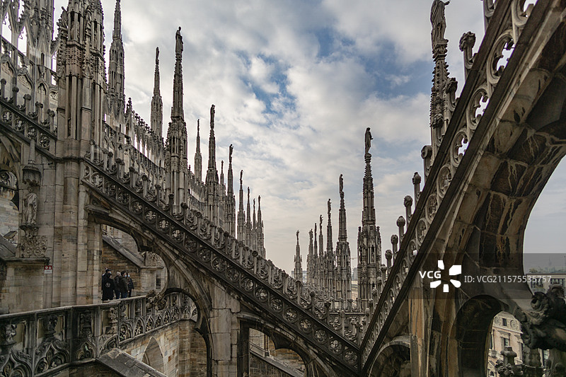 米兰大教堂屋顶的雕塑图片素材