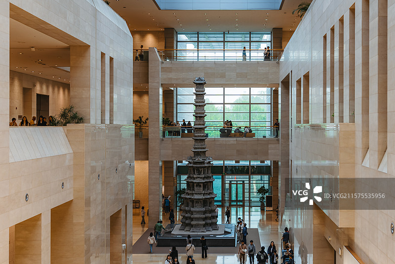 韩国首尔特别市，龙山区，国立中央博物馆，敬天寺十层石塔(国宝第86号)，融合了高丽风格与中国元朝风格图片素材