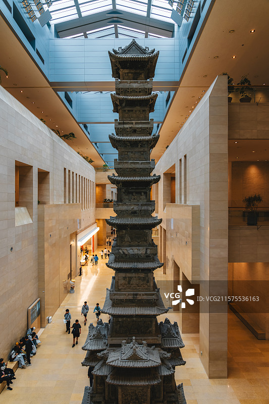 韩国首尔特别市，龙山区，国立中央博物馆，敬天寺十层石塔(国宝第86号)，融合了高丽风格与中国元朝风格图片素材