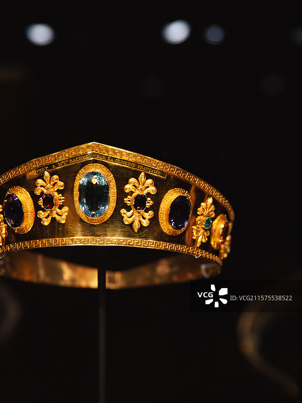 拉歇尔于《费德尔》第二幕中所佩戴的彩色宝石冠冕，1843年，瑰宝启幕：法兰西喜剧院舞台珠宝臻藏展图片素材