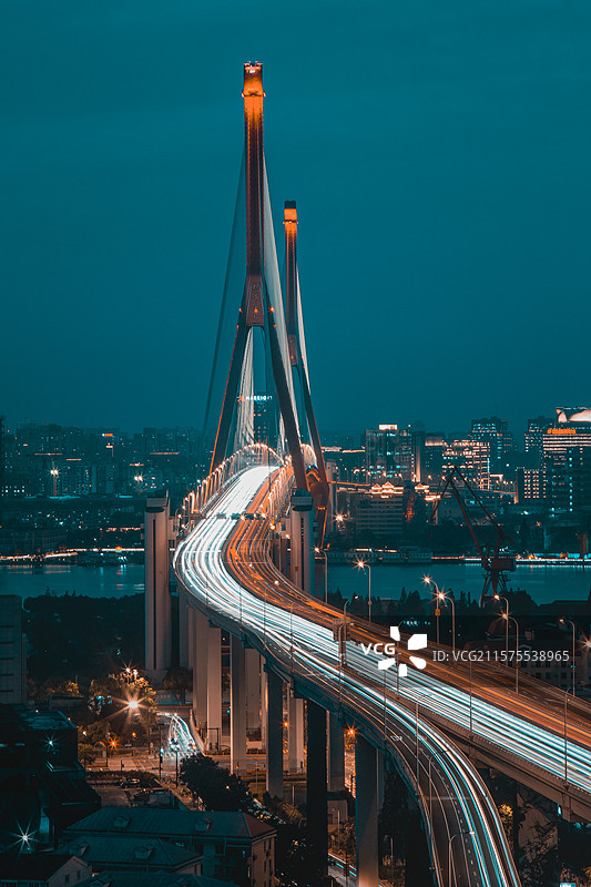 蓝调时刻的杨浦大桥（长曝光车轨）图片素材