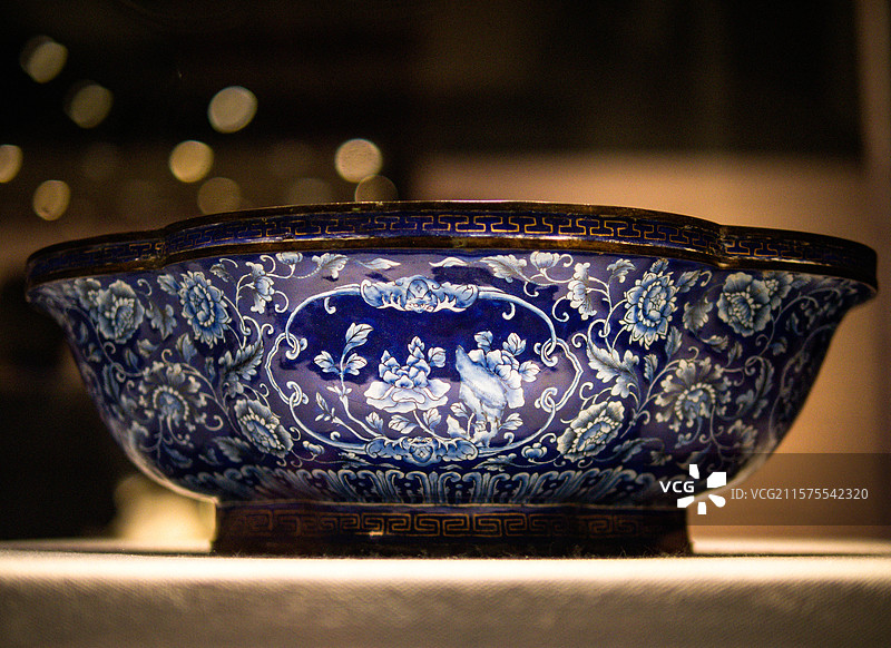 清代掐丝珐琅百花缠枝蓝釉盆图片素材