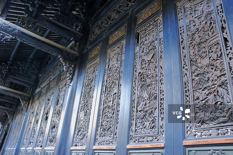 广州陈家祠堂木雕窗户是其建筑装饰艺术中精华,这些窗户不仅是建筑功能构件，更是集雕刻、绘画、文学于一体图片素材
