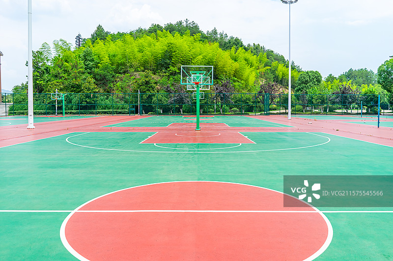 中国体育器械拍摄主题，低视角仰拍篮球场山的一台篮球架，宽的篮球场地，户外白昼无人图像摄影图片素材