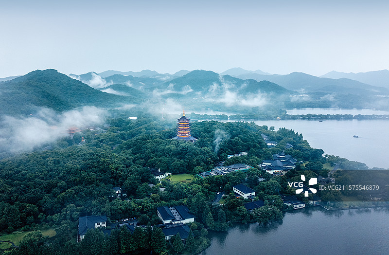 烟雨中的雷峰塔和西湖图片素材