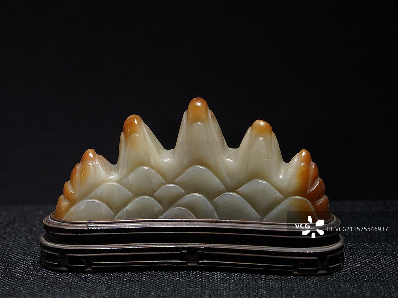 白玉山峰形笔架清乾隆新疆和田玉故宫博物院斋宫玉出昆冈展览清代和田玉雕图片素材
