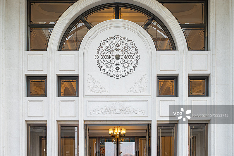 中国露台花园景观设计拍摄主题，欧洲建筑风格的酒店大厅外立面，户外白昼无人图像摄影图片素材