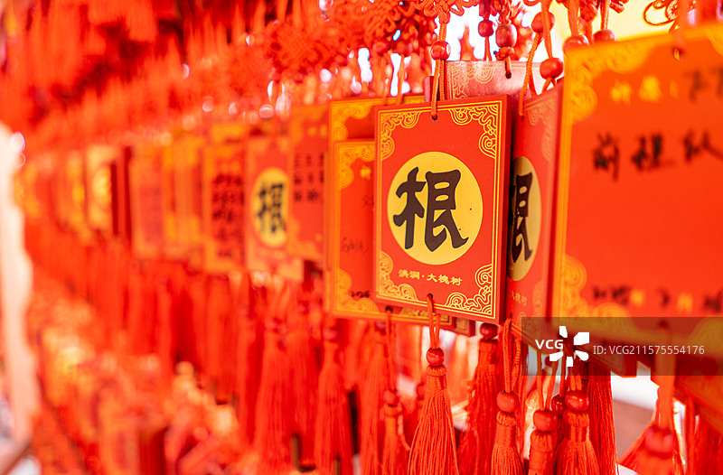 中国传统文化和自然风光拍摄主题  ,铁栏杆子上悬挂着大量红色许愿牌子，户外白昼无人图像摄影图片素材