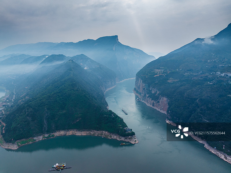 烟雨云雾当中的长江三峡瞿塘峡夔门风光图片素材