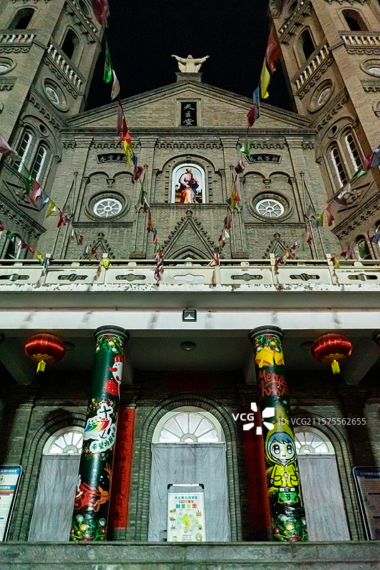 中国山西省临汾市洪洞县国内著名旅游景区，哥特式天主教堂基督教建筑物，户外夜晚无人图像摄影图片素材