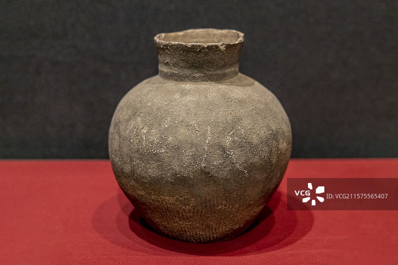 北京大运河博物馆“看·见殷商”展：灰陶罐（商，西安老牛坡遗址出土，西北大学藏）图片素材