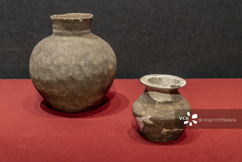 北京大运河博物馆“看·见殷商”展：灰陶罐、灰陶罐（商，西安老牛坡遗址出土，西北大学藏）图片素材