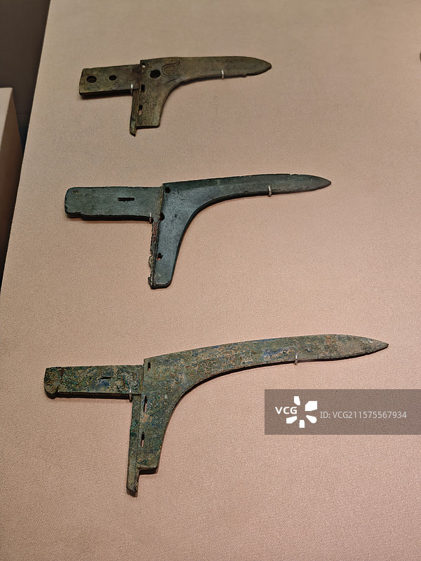 安徽楚文化博物馆藏战国时期铜戈，上海闵行博物馆·“楚风烈——安徽楚文化文物精品展”图片素材