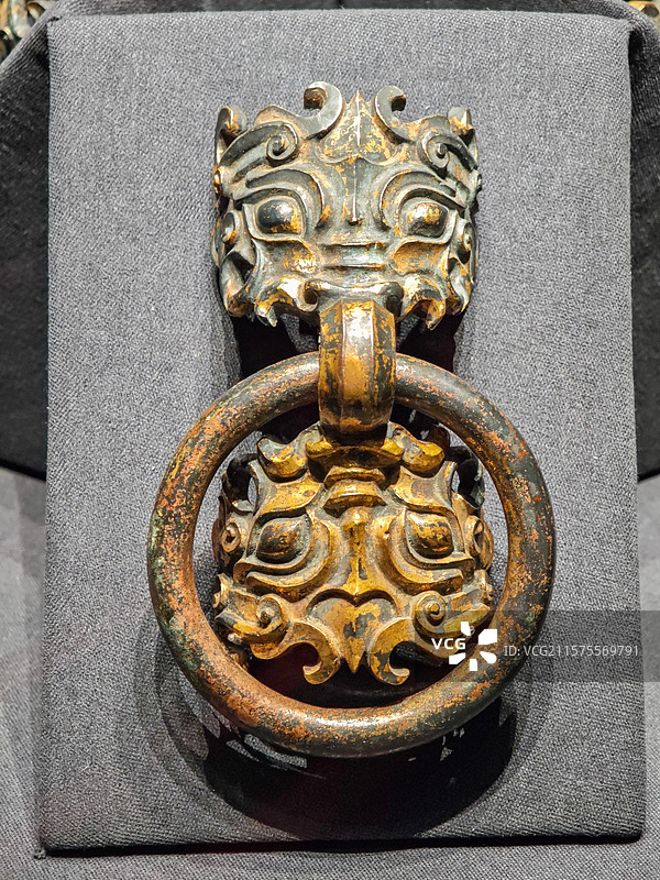 淮南市博物馆藏战国时期鎏金铺首衔环铜饰件，上海闵行博物馆·“楚风烈——安徽楚文化文物精品展”图片素材