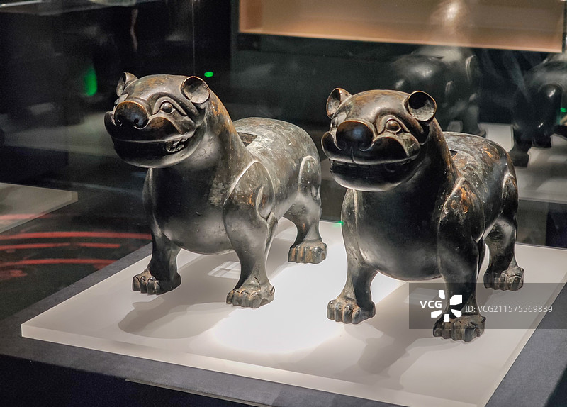 淮南市博物馆藏战国时期“阜平君”铭虎形铜座，上海闵行博物馆·“楚风烈——安徽楚文化文物精品展”图片素材