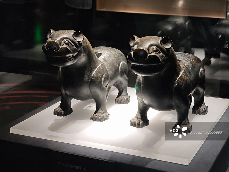 淮南市博物馆藏战国时期“阜平君”铭虎形铜座，上海闵行博物馆·“楚风烈——安徽楚文化文物精品展”图片素材