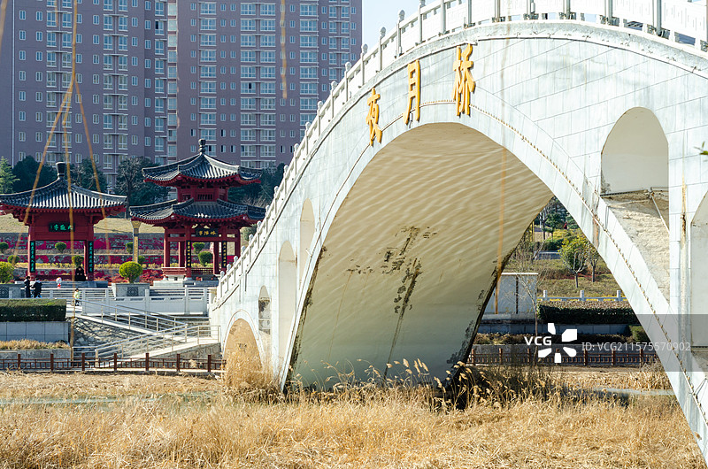 渭南沋河公园上的夜月桥图片素材