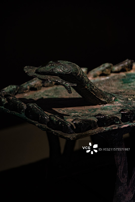 战国蛇蛙铜俎三星堆青铜器图片素材