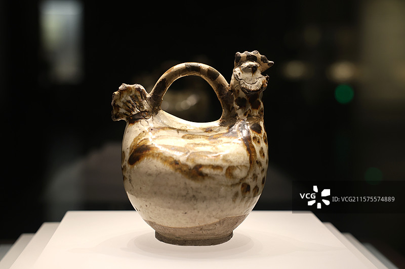 辽宁省博物馆，白釉黑彩鸡形倒流壶图片素材