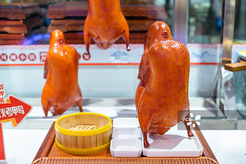 中国餐饮行业饮食产业，传统经典中国食品，北京吊炉烤鸭和一个竹子笼屉，室内无人图像摄影图片素材
