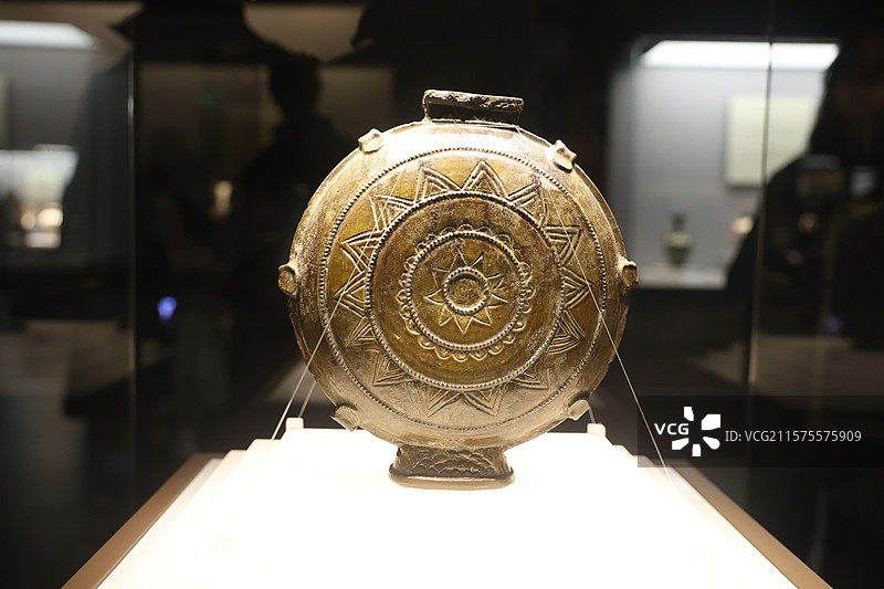 辽宁省博物馆，鳝鱼黄釉雕几何纹穿带扁壶图片素材