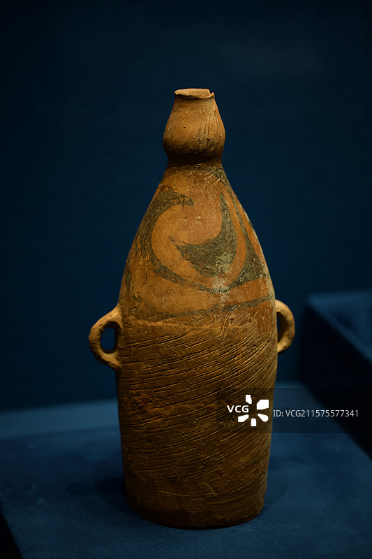 西阴文化/庙底沟文化 双耳彩陶瓶 距今约5300年至5800年 垣曲县下马村出土 山西博物院藏图片素材