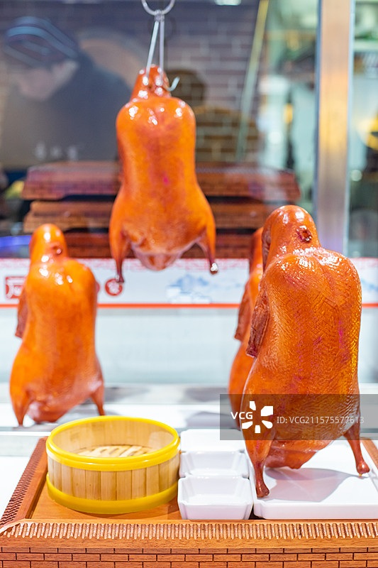 中国餐饮行业饮食产业，传统经典中国食品，北京吊炉烤鸭和一个竹子笼屉，室内无人图像摄影图片素材