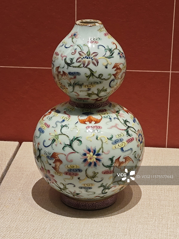 斗彩缠枝花卉纹葫芦瓶图片素材