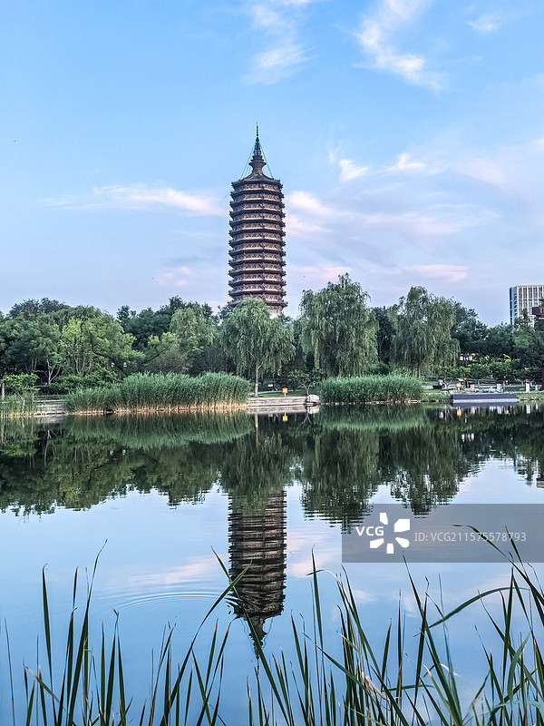 《塔影湖光》        塔影入湖光，柳拂涟漪，古建与自然，共绘静谧长卷 。图片素材