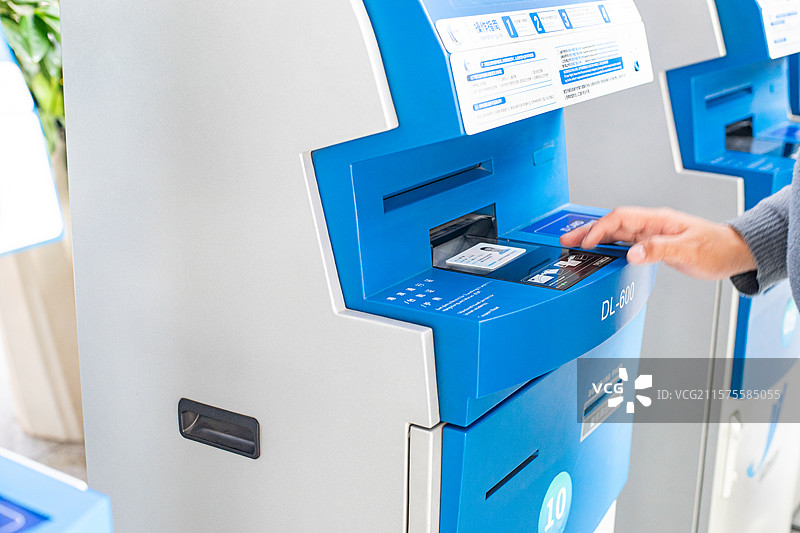 中国航空业拍摄主题，国内国际机场航站楼值机登机大厅候机室自助值机柜台设备，室内人群图像摄影图片素材