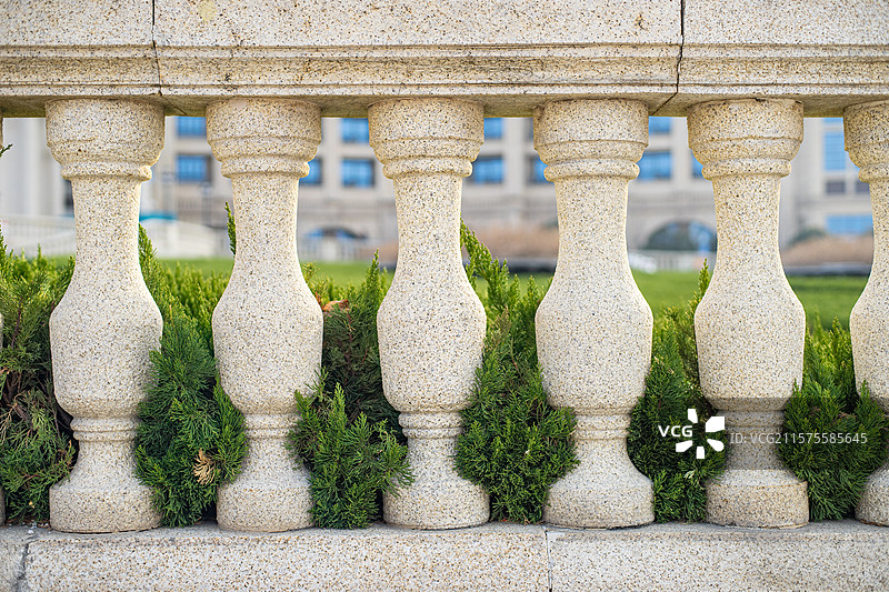 中国城市公园拍摄主题，露台花园里大理石石材欧式复古风格步行道路两侧的柱子，户外白昼无人图像摄影图片素材