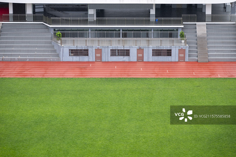 绿荫操场，跑道，校园的主席台图片素材