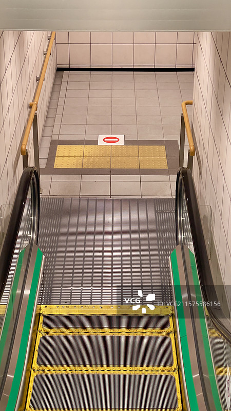 地铁站自动扶梯图片素材