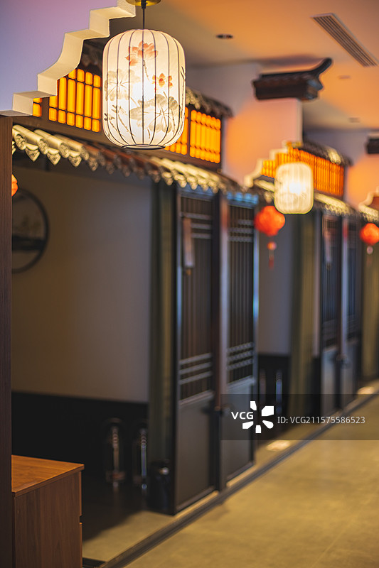 中国饮食产业拍摄主题，悬挂着成排的黄色日式灯笼，室内无人图像摄影图片素材