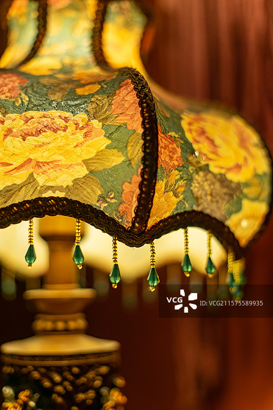 中国居家生活健康生活拍摄主题，住宅内部环境，起居室里琉璃复古风格台灯，室内无人图像摄影图片素材