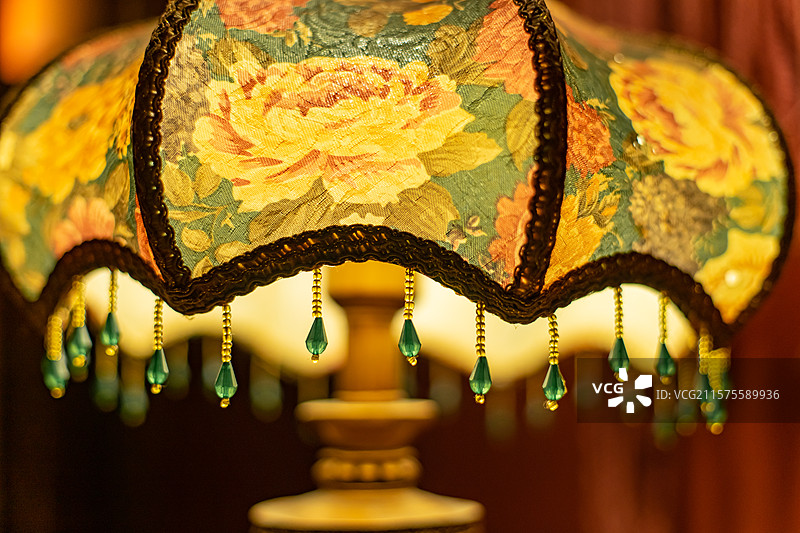 中国居家生活健康生活拍摄主题，住宅内部环境，起居室里琉璃复古风格台灯，室内无人图像摄影图片素材