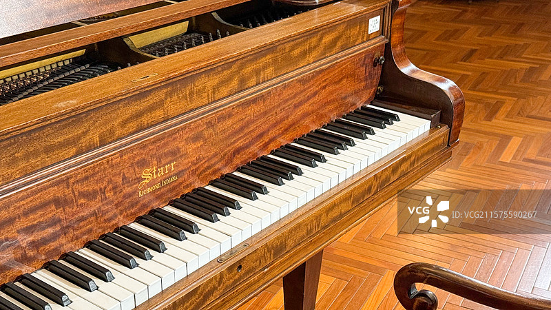复古斯坦威钢琴特写图片素材