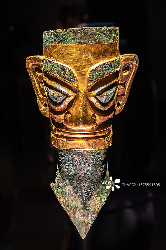 德阳广汉三星堆博物馆展出的商戴金面罩青铜人头像(平头)图片素材