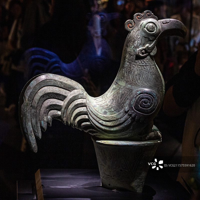 德阳广汉三星堆博物馆展出的商青铜公鸡图片素材