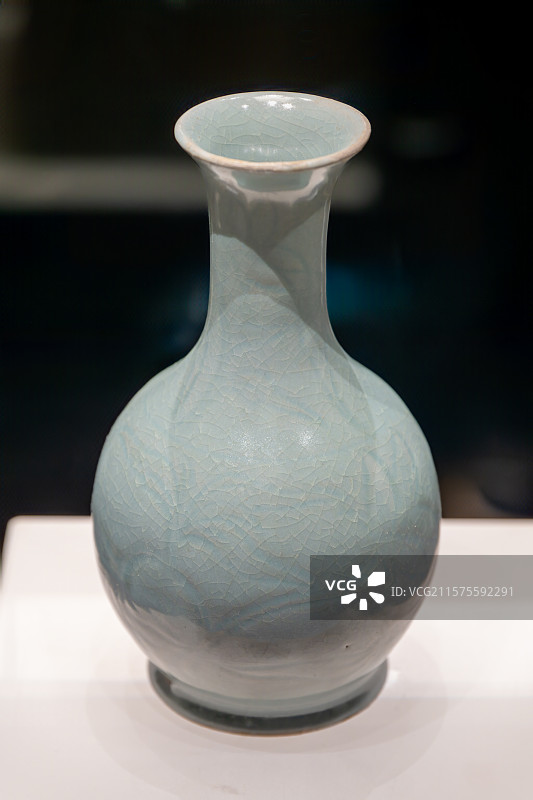 河南博物院 镇馆之宝 汝窑天蓝釉刻花鹅颈瓷瓶 北宋（960-1127年）1987年宝丰县清凉寺出土图片素材
