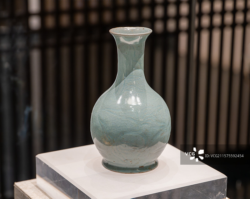 河南博物院 镇馆之宝 汝窑天蓝釉刻花鹅颈瓷瓶 北宋（960-1127年）1987年宝丰县清凉寺出土图片素材