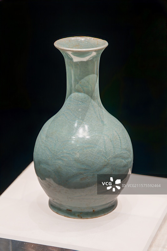 河南博物院 镇馆之宝 汝窑天蓝釉刻花鹅颈瓷瓶 北宋（960-1127年）1987年宝丰县清凉寺出土图片素材